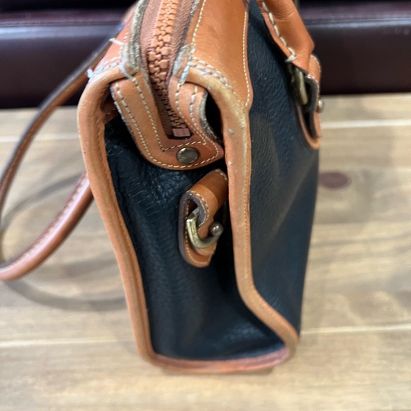 Dooney & Bourke vintage bag in very good pre loved condition measures 12x9x4” - Picture 5 of 6